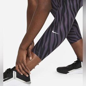 Nike Dri-FIT 3/4 Zebra Print Tights - Black & Purple